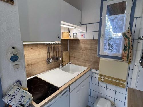 małą kuchnię ze zlewem i kuchenką w obiekcie Pavillon 3 Pièces avec Jardinet, Terrasse, et Piscine - 4 Personnes, Vendres - FR-1-701-26 w mieście Vendres