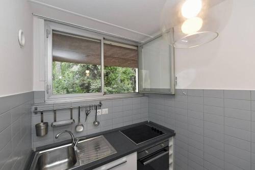 a kitchen with a sink and a window at Grand bleu, appartamento vista mare e Monaco in Roquebrune-Cap-Martin
