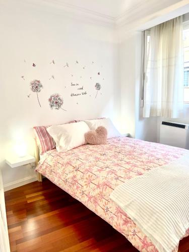 - une chambre dotée d'un lit avec un couvre-lit floral dans l'établissement CUATRO CAMINOS, à Madrid