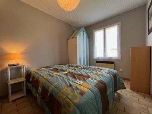 une chambre avec un lit et une fenêtre dans l'établissement Maison proche plage et pistes cyclables, 6 couchages, jardin clos, parking, ménage inclus - Saint-Denis-d'Oléron - FR-1-246A-190, à Saint-Denis-dʼOléron