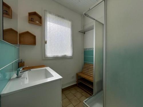 une salle de bain avec un lavabo et une douche dans l'établissement Maison proche plage et pistes cyclables, 6 couchages, jardin clos, parking, ménage inclus - Saint-Denis-d'Oléron - FR-1-246A-190, à Saint-Denis-dʼOléron
