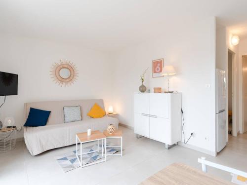 Photo de la galerie de l'établissement Pavillon lumineux avec terrasse, à 1 km de la plage – 2 pièces, 1 chambre, barbecue, Wi-Fi - FR-1-409A-3, à Gruissan