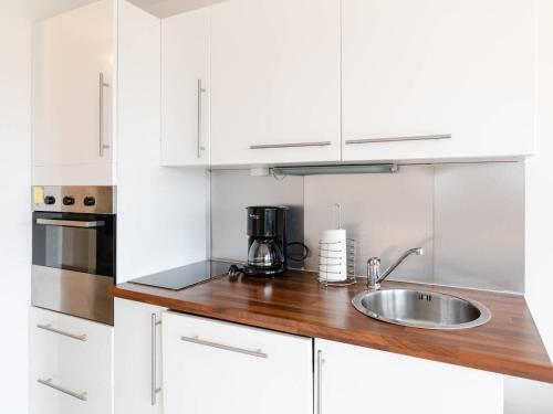 Photo de la galerie de l'établissement Pavillon lumineux avec terrasse, à 1 km de la plage – 2 pièces, 1 chambre, barbecue, Wi-Fi - FR-1-409A-3, à Gruissan