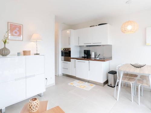 Photo de la galerie de l'établissement Pavillon lumineux avec terrasse, à 1 km de la plage – 2 pièces, 1 chambre, barbecue, Wi-Fi - FR-1-409A-3, à Gruissan