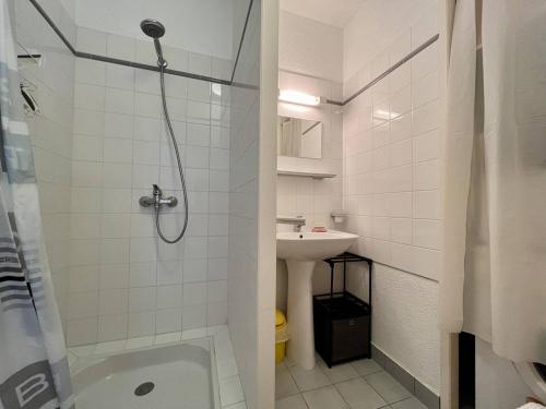 une salle de bain avec douche et lavabo dans l'établissement Appartement 2 pièces à 400m de la plage avec balcon et parking - Saint-Georges-d'Oléron - FR-1-246A-189, à Saint-Georges-dʼOléron