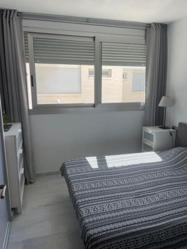 デニアにあるCasablancaのベッドルーム1室(ベッド1台、大きな窓付)