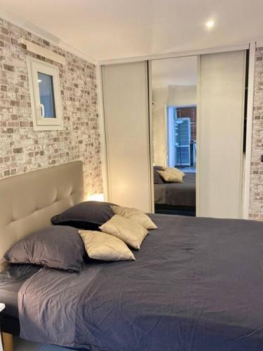 une chambre avec un lit avec deux oreillers dessus dans l'établissement Appartement, à Flayosc