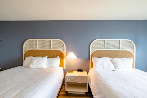 two beds sitting next to each other in a bedroom at Seagull Beachfront Inn in Lincoln City