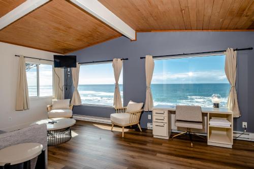 a living room with a view of the ocean at Seagull Beachfront Inn in Lincoln City