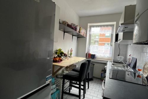uma cozinha com um balcão, uma mesa e cadeiras em Private Rooms em Hanôver