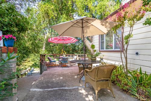 Taman di luar Cinnamon Bear Creekside Inn
