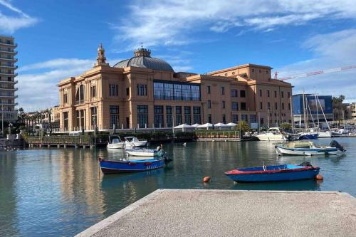 un edificio con barcos en el agua en un puerto en Casa Pachira (Borgo Antico) en Bari
