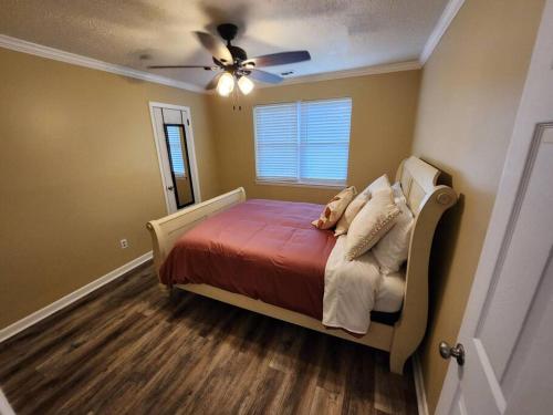 Schlafzimmer mit einem Bett und einem Deckenventilator in der Unterkunft s2. Lakeside house in Scottsboro in Scottsboro