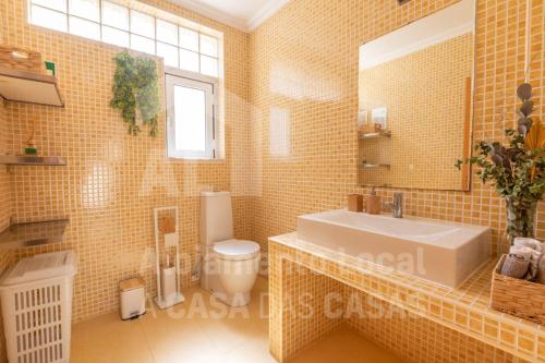 エリセイラにあるVilla du Soleil by ACasaDasCasasの洗面台、トイレ、鏡のあるバスルーム