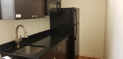 Kuchyň nebo kuchyňský kout v ubytování Joys Inn Innisfail, AB