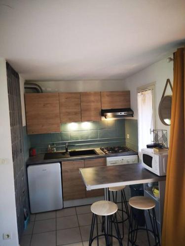 Apt t2/4 pers/ rez de jardin\pinède\piscine
