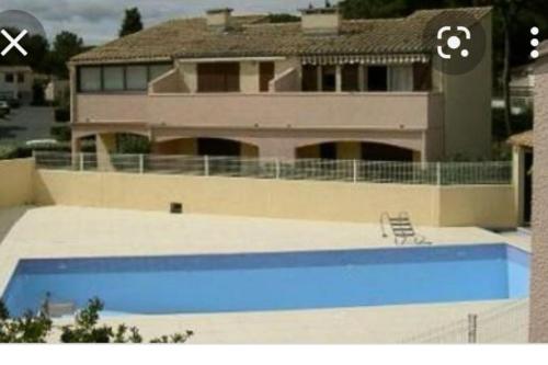 Bazén v ubytovaní Apt t2/4 pers/ rez de jardin\pinède\piscine alebo v jeho blízkosti