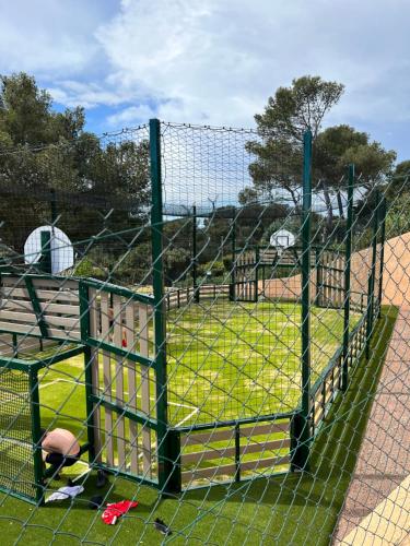 a batting cage with a batting cage at Mobile Evasion okpl BEAUVOIR in Saint-Raphaël