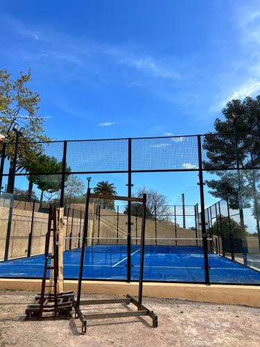 a batting cage in front of a tennis court at Mobile Evasion okpl BEAUVOIR in Saint-Raphaël