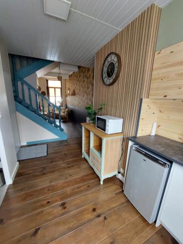 ein Wohnzimmer mit einer Küche und einer Treppe in der Unterkunft Natif 4 personnes in Aire-sur-la-Lys