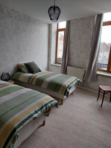 1 Schlafzimmer mit 2 Betten und 2 Fenstern in der Unterkunft Natif 4 personnes in Aire-sur-la-Lys
