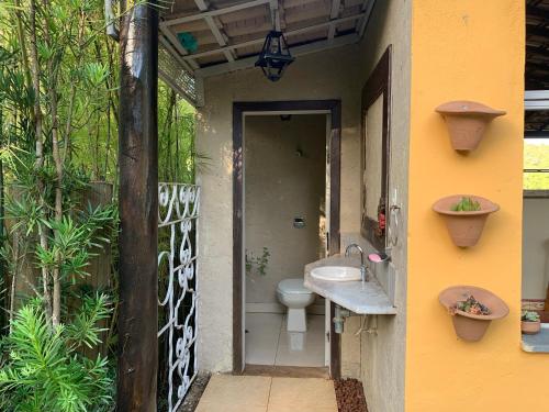 uma casa de banho com um WC e um lavatório numa casa em Sítio em Lagoa Santa em Lagoa Santa