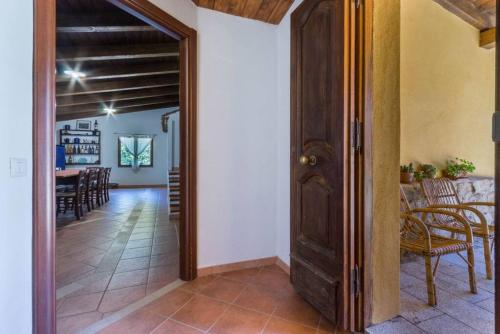 un couloir avec une porte menant à une salle à manger dans l'établissement Chalet Domus De Janas immerso nella natura, à Fonni
