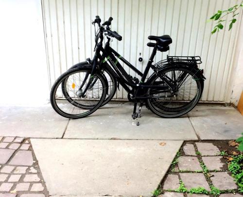 uma bicicleta preta estacionada em frente a uma garagem em Panoráma Apartman em Vác