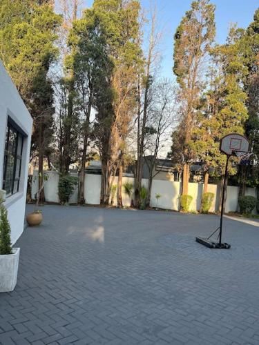 Φωτογραφία από το άλμπουμ του Cozy home with a pool in a leafy suburb of Lonehill, wake up to the sound of trees & birds!! σε Sandton