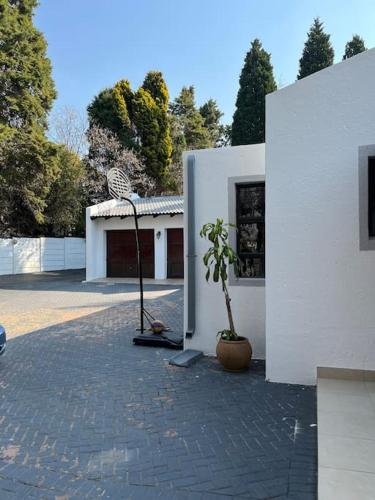Φωτογραφία από το άλμπουμ του Cozy home with a pool in a leafy suburb of Lonehill, wake up to the sound of trees & birds!! σε Sandton