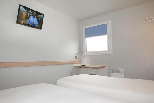 Ένα ή περισσότερα κρεβάτια σε δωμάτιο στο ibis budget Goussainville Charles de Gaulle