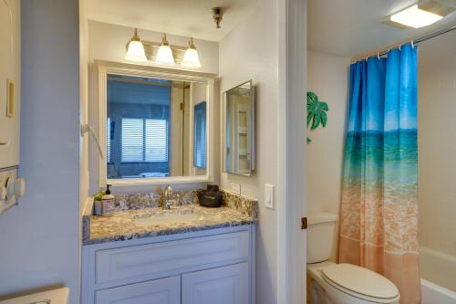 ein Badezimmer mit Waschbecken und Toilette und einem Fenster in der Unterkunft Cozy Condo with Gulf View, Bird Watching and Telescope in Hudson