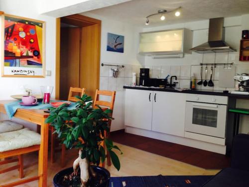 a kitchen with a table and a dining room at Ferienwohnung am Brunnenplatz in Bad Sooden-Allendorf