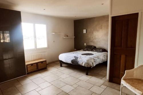 une chambre avec un lit et une fenêtre dans l'établissement Istres villa spacieuse , vue imprenable, à Istres