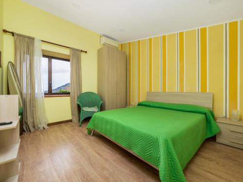 ピアノ・ディ・ソレントにあるVillino Sally Sorrento Coastのベッドルーム(緑のベッド1台、窓付)