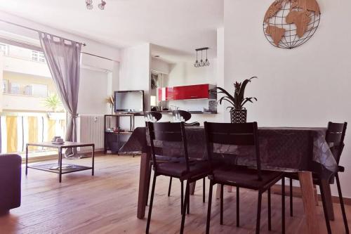 un salon avec une table et des chaises de salle à manger dans l'établissement Santa Severina, Trilocale comodo e pratico centro città, à Menton