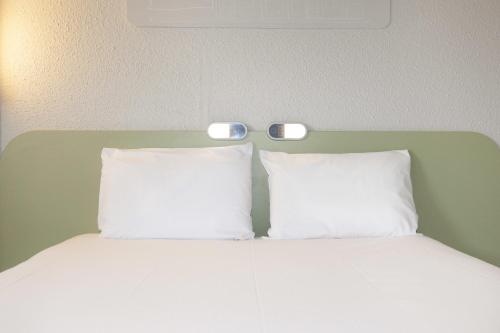 Ένα ή περισσότερα κρεβάτια σε δωμάτιο στο ibis budget Goussainville Charles de Gaulle