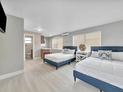 Un dormitorio con dos camas y un sofá. en The Shell on Walnut Studio Hollywood Beach Free Parking, en Dania Beach