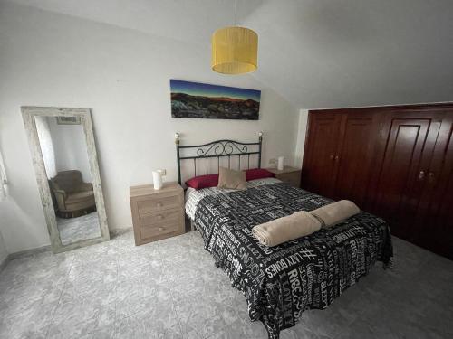 Un pat sau paturi într-o cameră la Loft céntrico en Ribadavia