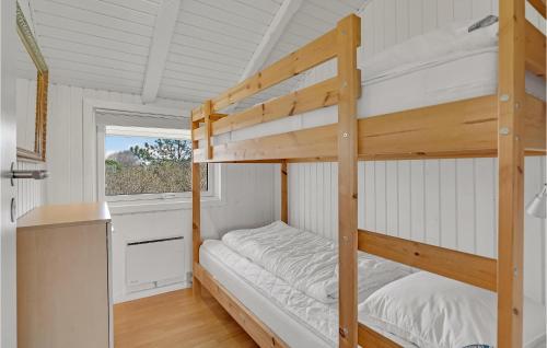 een slaapkamer met 2 stapelbedden en een raam bij Beautiful Home In Fan With House A Panoramic View in Fanø