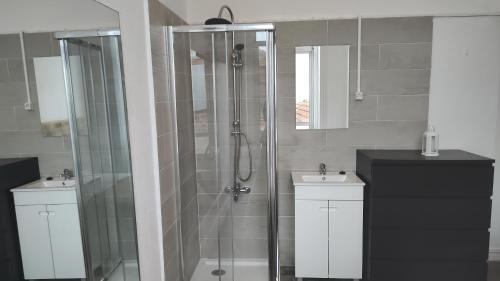 La salle de bains est pourvue d'une douche, de 2 lavabos et de toilettes. dans l'établissement Guesthouse Franco, à Porto
