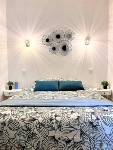 - une chambre avec un lit et deux lumières sur le mur dans l'établissement Le Colvert-Charmant appart proche centre et gare, au Havre