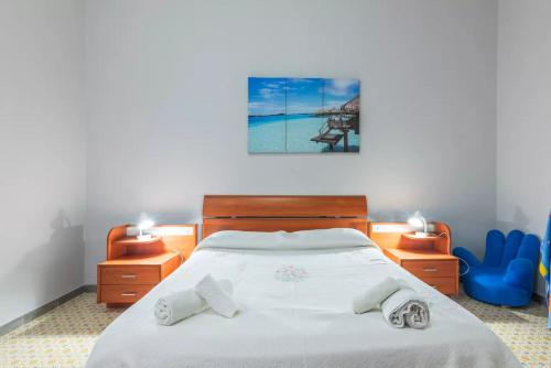 una camera da letto con un letto e due asciugamani di Eracles House near Ortigia Island a Siracusa