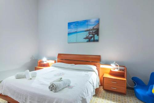 シラクーサにあるEracles House near Ortigia Islandのベッドルーム1室(ベッド1台、青い椅子付)