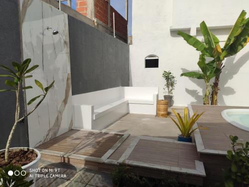 un baño con lavabo y algunas plantas. en Casa Índigo- Piscina e Praia em Jacaraípe - 11 hospedes en Jacaraípe