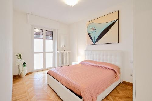 1 dormitorio con 1 cama con manta naranja en Lux 180sqm flat - entire last floor en Milán