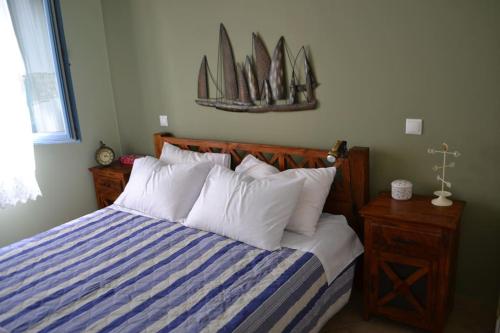 1 dormitorio con 1 cama con edredón azul y blanco en Blue House en Kóronos