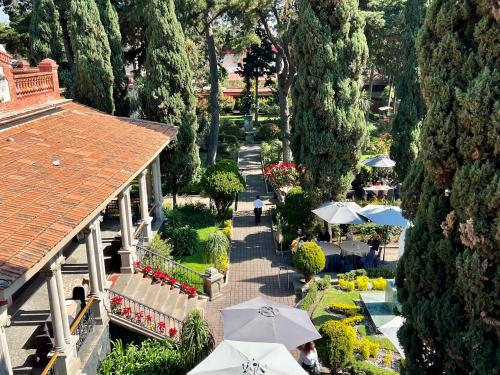 an overhead view of a garden with umbrellas at Utopía Hotel Boutique in Mexico City