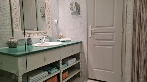 W łazience znajduje się umywalka i lustro. w obiekcie Le Plessis BBB w mieście Blois