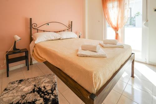 Кровать или кровати в номере Kyriakos Apartment